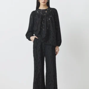 Blusa in pizzo nero con maniche a sbuffo e scollo a goccia Lily